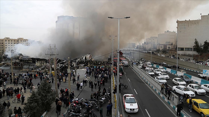 Tahran'daki bir çarşıda yangın çıktı