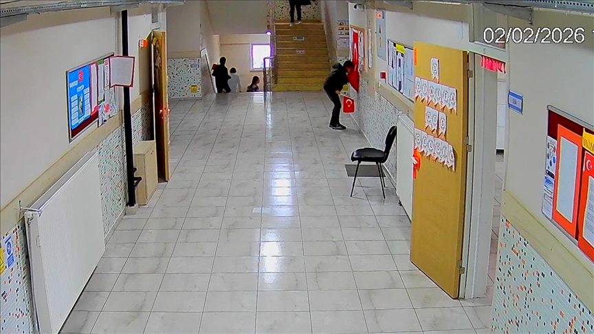 Uşak'ta ilkokul öğrencilerinin duvarda asılı bayrağı öpmeleri güvenlik kamerasında 