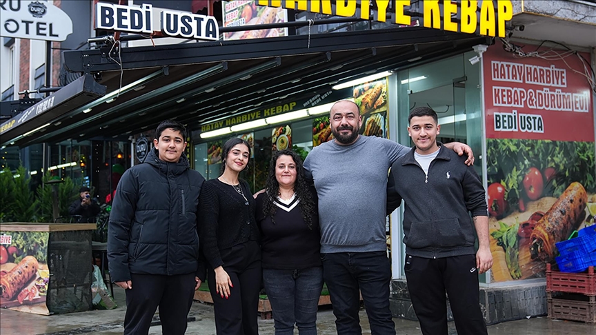 Depremden sonra İzmir'de yeni hayat kuran Alvanoğlu ailesi, Hatay'a dönecekleri günün hayalini kuruyor