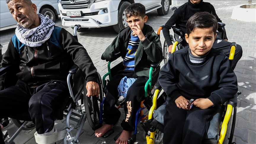 Un segundo grupo de palestinos que regresaban a Gaza llega al cruce fronterizo de Rafah