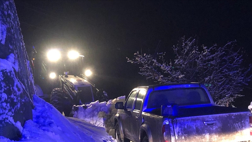 Li Şirnexê li gundekî ku ji ber berfê rêya wê asê bûbû, zarokekî nexweş rakirin nexweşxaneyê