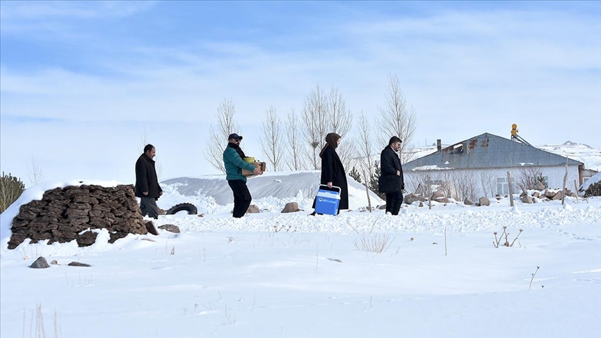 Sağlık çalışanları, kırsal mahallede yaşayanlar için karlı yollarda