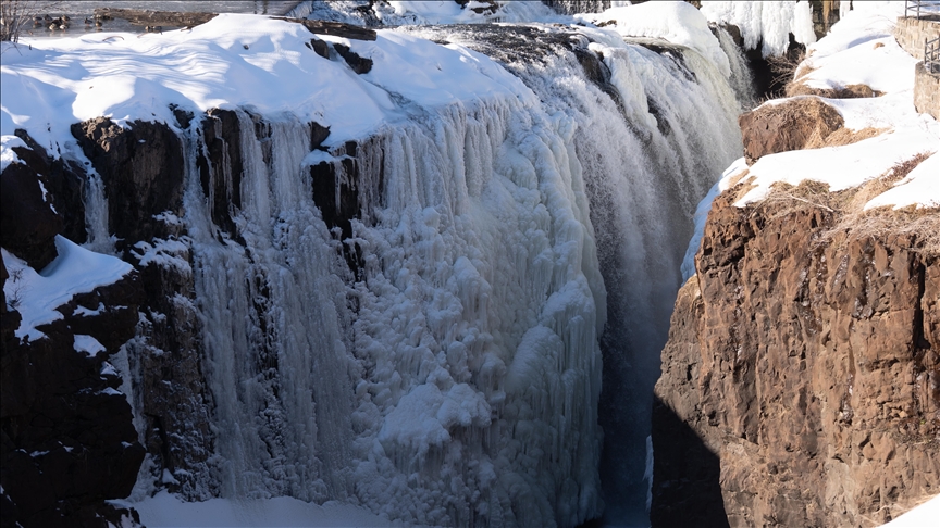 Патерсон Грејт Фолс во Њу Џерси претворени во замрзнат спектакл по арктичката „експлозија“