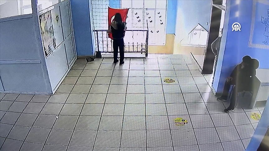 Diyarbakır'da ortaokul öğrencisinin bayrak hassasiyeti güvenlik kamerasında