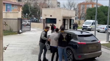 Türk bayrağını asılı olduğu yerden söküp yerde sürükleyen şüpheli gözaltına alındı