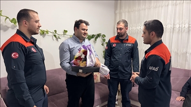 Depremzede aşçı, kendisini hayata bağlayan AFAD arama kurtarma ekibiyle buluştu