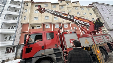 Li Erdexanê pişîka li banî mehsûr ma ji hêla îtfaiyeyê hat xilaskirin