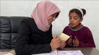 عيادة بين الركام… طبيبة فلسطينية تعالج صدمات أطفال بغزة بعد الحرب