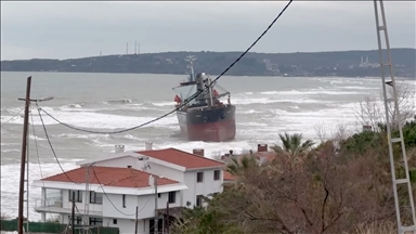 Sarıyer açıklarında karaya oturan Komor Adaları bayraklı kargo gemisinin bekleyişi sürüyor