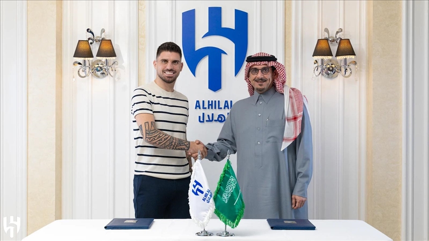 قدم.. الهلال السعودي يجدد عقد البرتغالي روبن نيفيز