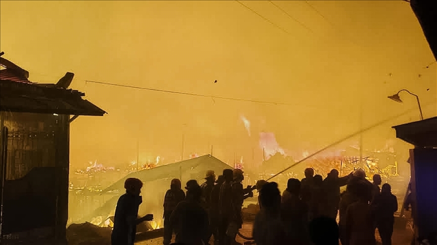 Thousands displaced as massive fire sweeps through islet in southern Philippines