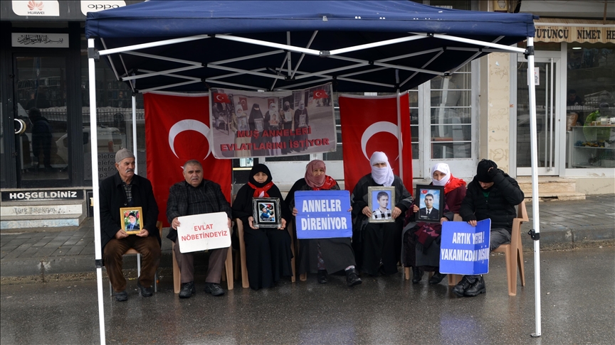 Li Mûşê malbatên dixwazin bigihêjin ewladên xwe çalakiya li ber avahiya DEM Partiyê domand