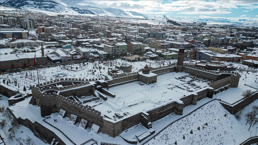 Li Erziroma jinûva bi berfê venixumî dîmenên sipehî yên zivistanê derketin holê