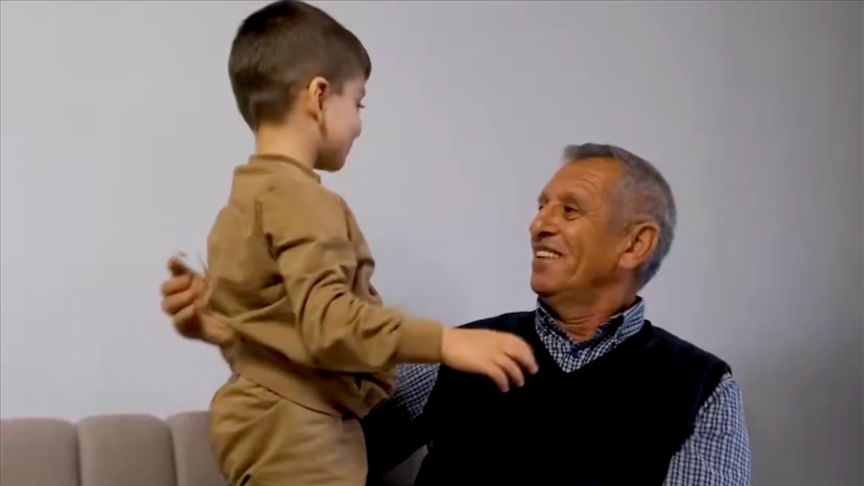 Bakan Kurum, Adıyaman'da yeni evine yerleşen dede ile torununa ilişkin paylaşım yaptı