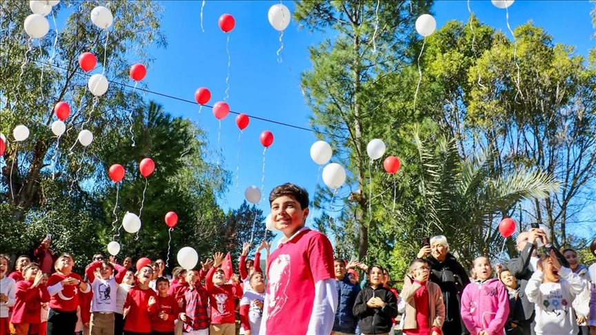 Antalya'da lösemiyi yenen çocuk için gökyüzüne balonlar bırakıldı