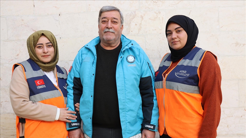 Enkazdan çıkan kız kardeşler, babaları gibi arama kurtarma gönüllüsü oldu