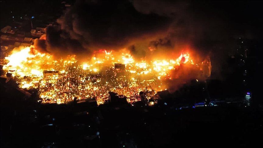 Filipinler'in güneyinde çıkan yangında 1000'den fazla ev yandı