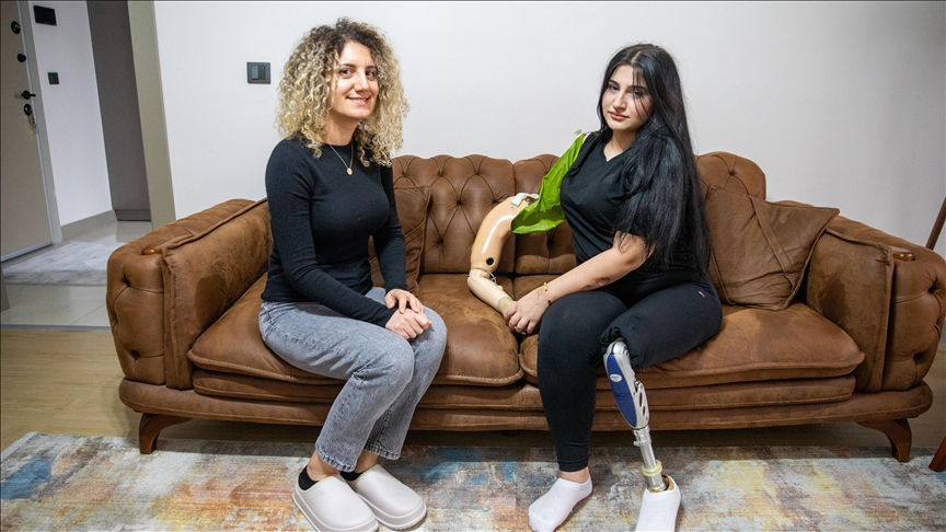 Depremde kolunu ve bacağını kaybeden genç kızın en büyük destekçisi yengesi