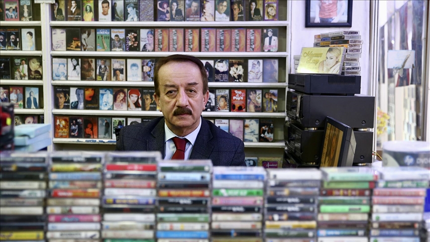 Yarım asırdır aynı yerde dijital çağa rağmen kaset ve plakçılık yapıyor 
