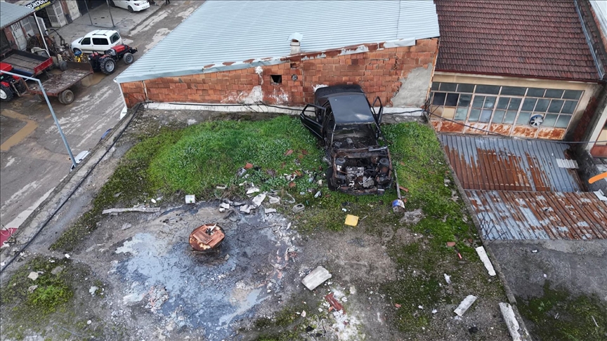 Tamir etmek için çıktıkları iş yerinin çatısında hurda vaziyette otomobil buldular