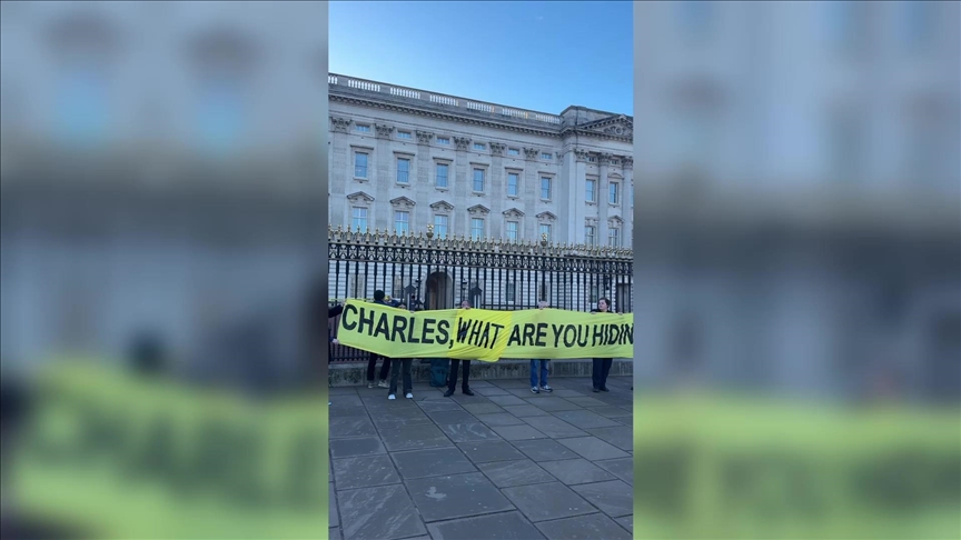 Protestues anti monarki vendosin një shirit  skenë krimi  para Pallatit Buckingham
