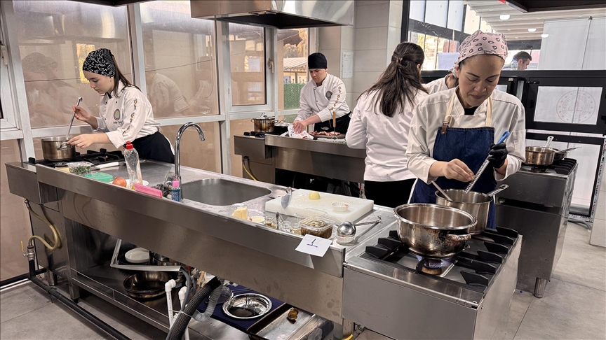 İzmir'de anne babalar, lise öğrencisi çocuklarıyla yemek yaptı