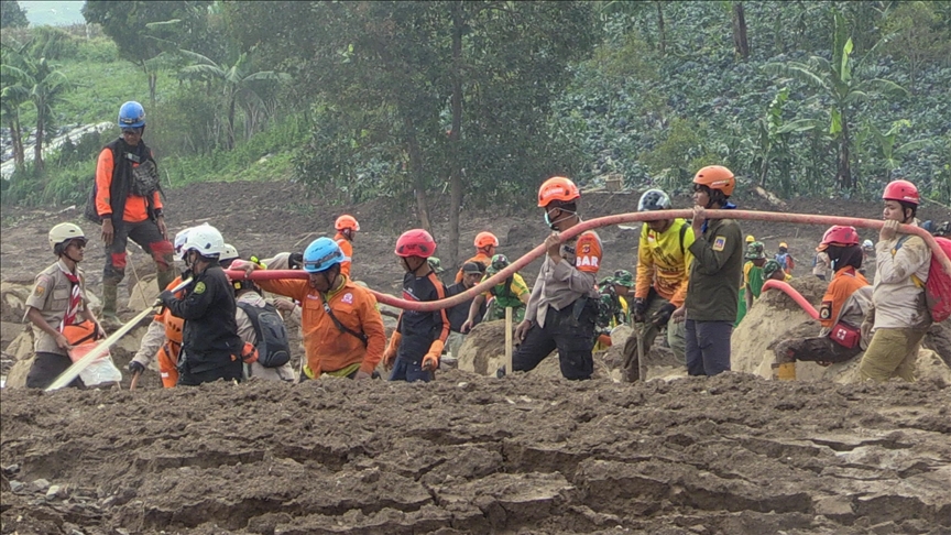 Numri i të vdekurve nga rrëshqitja e dheut në Indonezi rritet në 85, vazhdojnë kërkimet për të zhdukurit