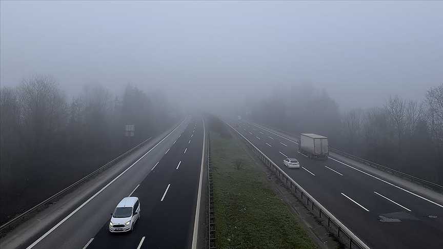 Anadolu Otoyolu ve D-100 kara yolunun Bolu Dağı kesiminde sis etkili oldu