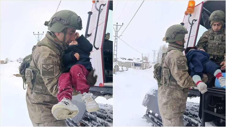 Mehmetçik, Kars'ta kardan kapanan yollar nedeniyle ulaşılamayan hasta çocukları sağlık ekiplerine teslim etti