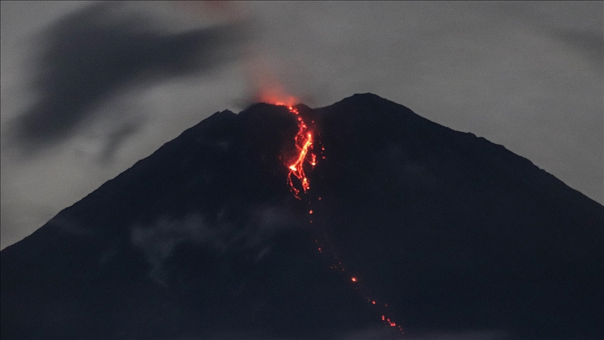 Indonezijski vulkan Semeru eruptirao sedam puta u tri sata