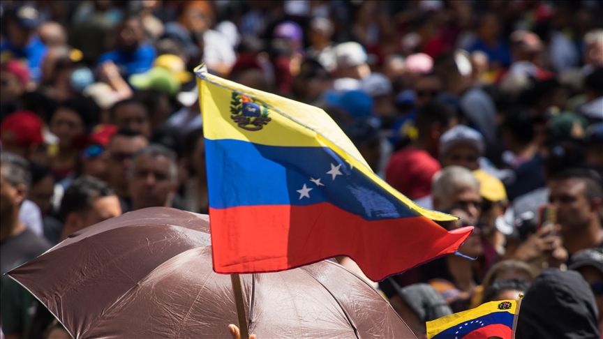 Venezuela'da hükümet destekçisi ve karşıtı protestocular sokaklara döküldü