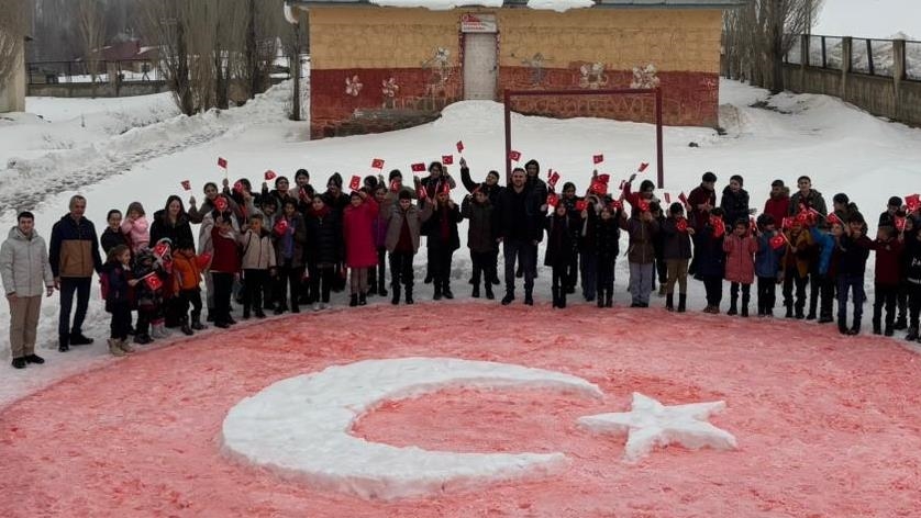 Li Agiriyê xwendekaran li ser berfê alaya Tirkiyeyê çêkir