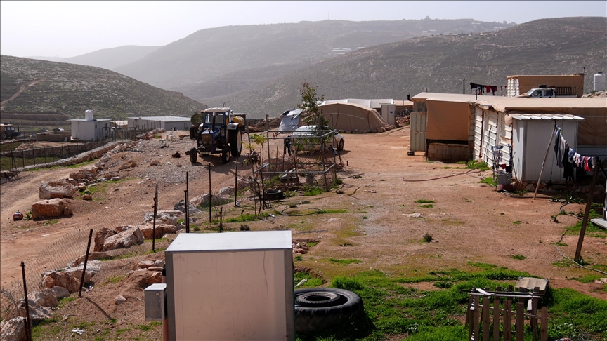 الضفة.. اعتداءات المستوطنين يجبر 3 عائلات فلسطينية على الرحيل