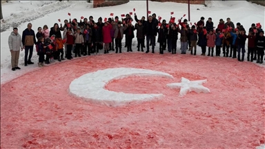 Ağrı’da öğrenciler karda Türk bayrağı yaptı