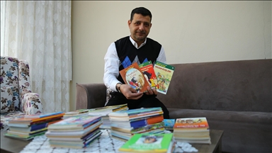 Depremzede çocukları kitapla buluşturarak eşi ve iki evladının acısını unutmaya çalışıyor