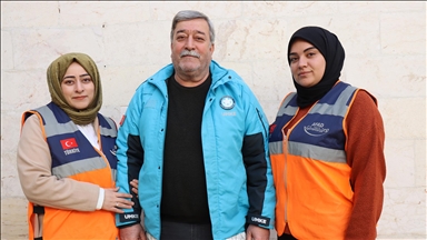 Enkazdan çıkan kız kardeşler, babaları gibi arama kurtarma gönüllüsü oldu