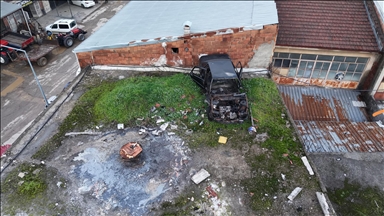 Tamir etmek için çıktıkları iş yerinin çatısında hurda vaziyette otomobil buldular