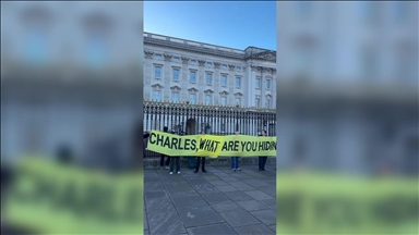 Protestues anti-monarki vendosin një shirit “skenë krimi” para Pallatit Buckingham