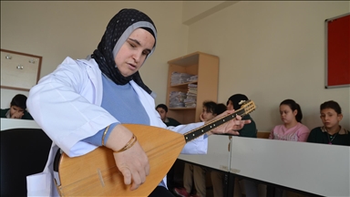 Görme engelli Mukaddes öğretmen öğrencilerine "hayatın ritmini tutmayı" öğretiyor