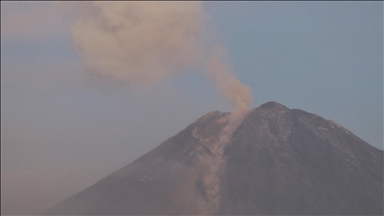 Endonezya'daki Semeru Yanardağı'nda 3 saatte 7 patlama meydana geldi