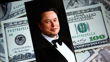 Elon Musk, serveti 800 milyar doları aşan ilk kişi oldu