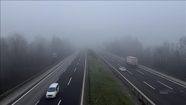 Anadolu Otoyolu ve D-100 kara yolunun Bolu Dağı kesiminde sis etkili oldu