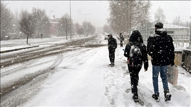 Ardahan'da olumsuz hava koşulları nedeniyle eğitime bugün ara verildi