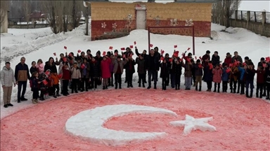 Li Agiriyê xwendekaran li ser berfê alaya Tirkiyeyê çêkir