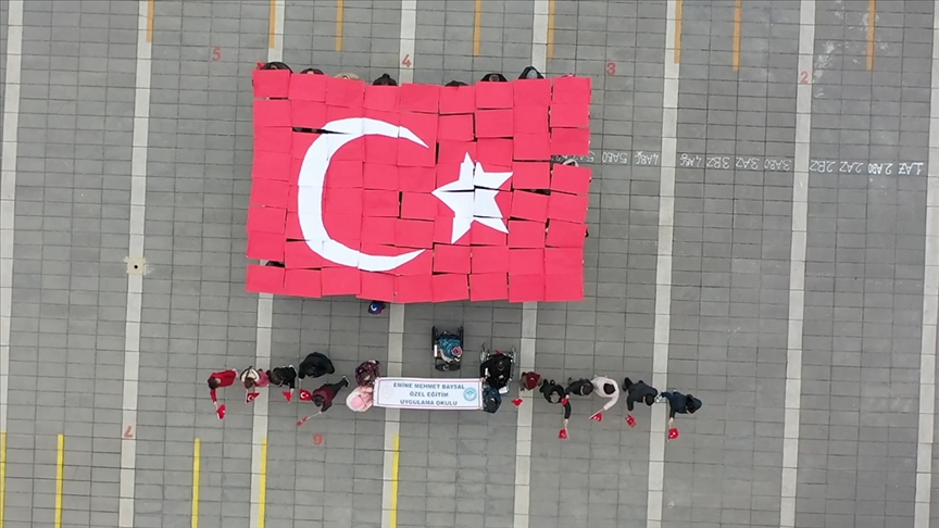 Bolu'da özel öğrencilerden "Bayrak Sevgisi" koreografisi