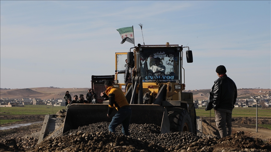 سوريا.. أهالي بلدة الشيوخ يرممون جسرا دمره "قسد" للعودة إلى ديارهم