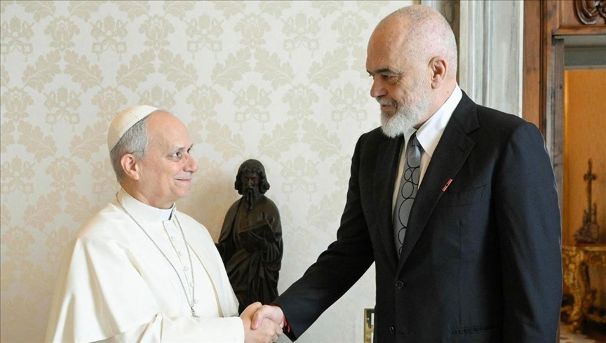 Papa Leoni takohet me kryeministrin Rama