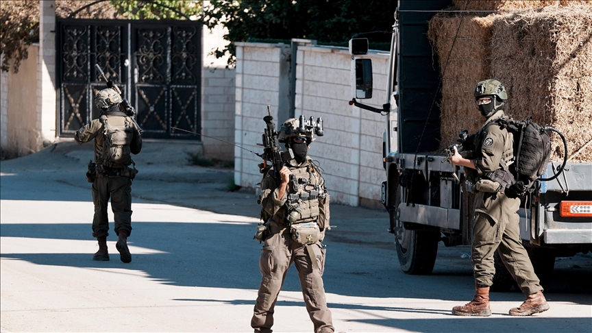 الضفة.. إسرائيل تعتقل 32 فلسطينيا بينهم طفل وأسرى محررون