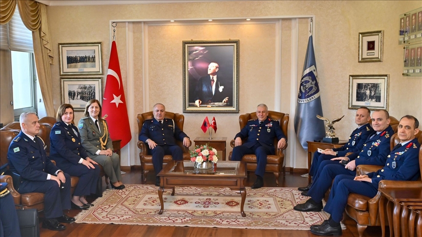 Komandanti turk i Forcave Ajrore Kadioglu takon homologun e tij shqiptar Dimo në Ankara