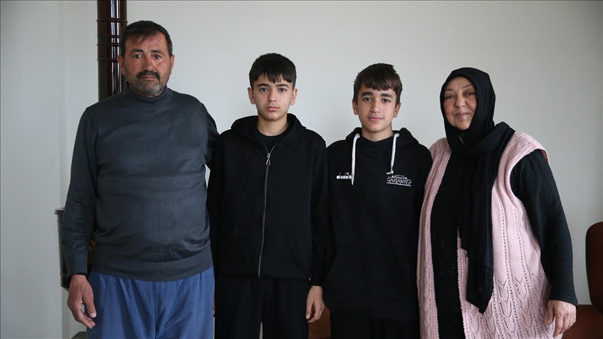 Depremde ailesini kaybeden 2 kardeş, amca ve yengesine emanet